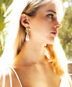 Pearl and gold earring