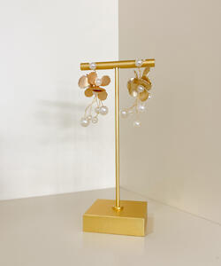 Pearl and gold earring