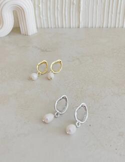Hoop with pearl