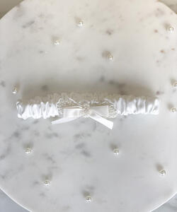 Pearl bow garter