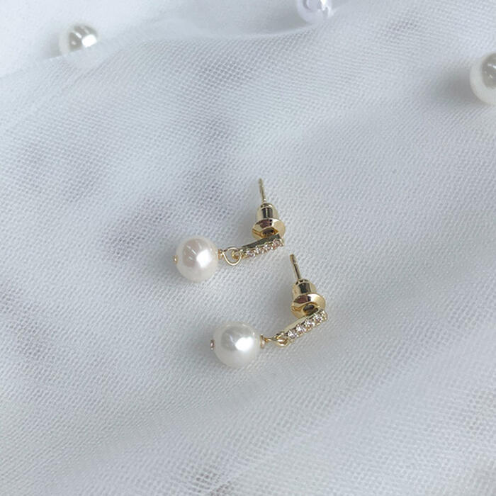 Pearl drop earrings