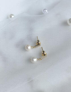 Pearl drop earrings