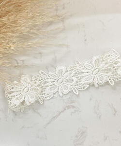 Daisy lace garter