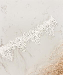 Scalloped lace garter