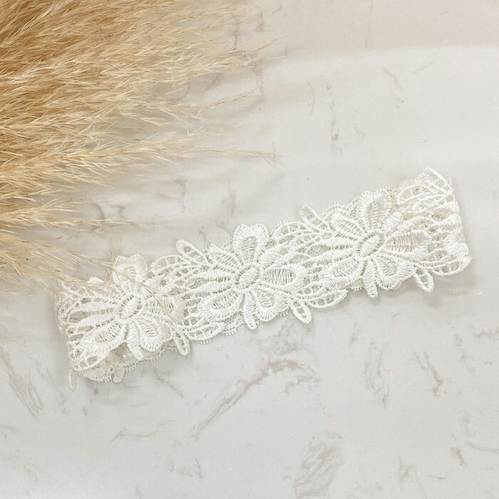 Daisy lace garter
