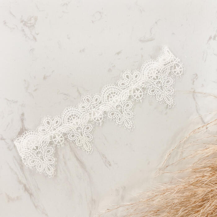 Scalloped lace garter