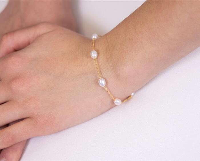 Floating pearls bracelet