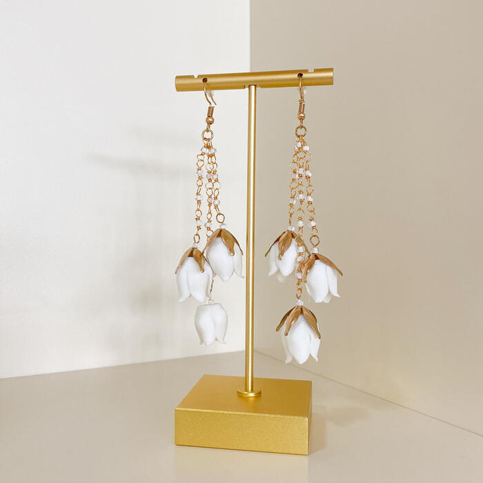 Porcelain and gold earring